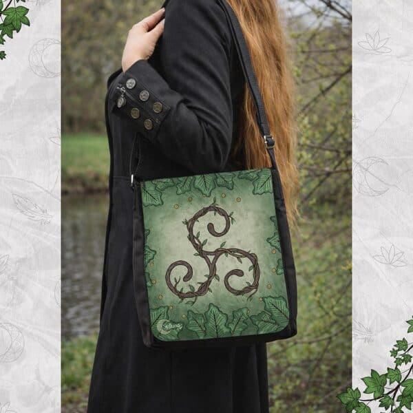 Vrouw draagt Triskelion Keltische Tas
